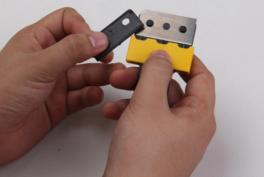 Black Cleaning Scraper Plastic Razor Scraper with Double-Edged 43X22mm Metal Blades